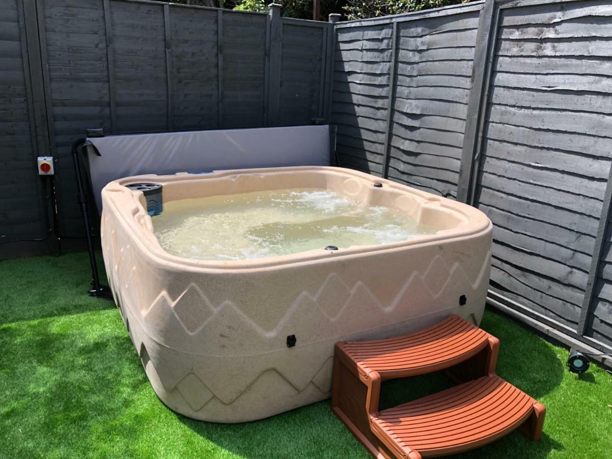 Bournemouth Hot Tub & Sauna Holiday Let エクステリア 写真